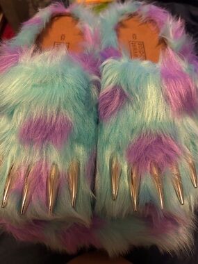 Bravest Studios Monster Claw Mule 'Monster' new 
   Fuzzy Claw Slide Slippers